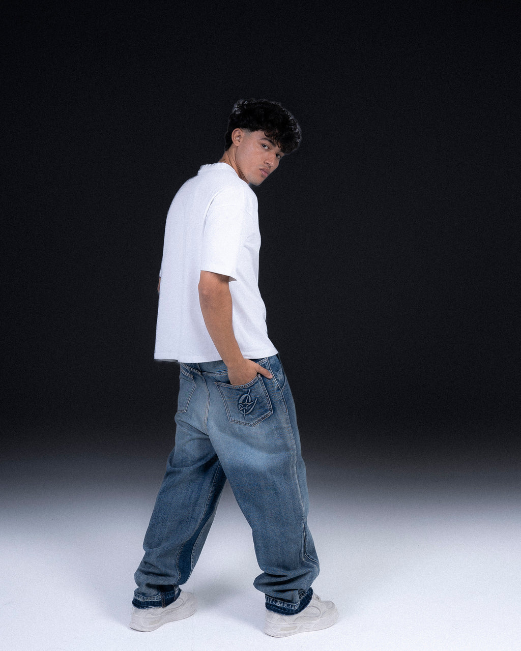 BLUE OUTLINE JEANS